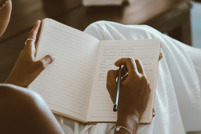Beginner Guide to Journaling Every Day for a Happier Mind